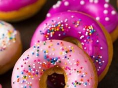 Donuts com cobertura de cor rosa